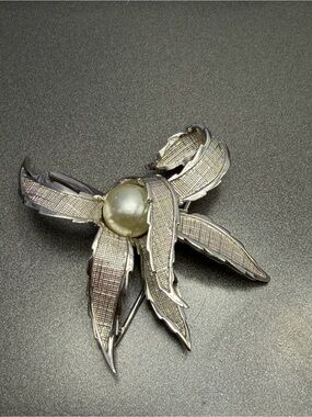 Vintage Boucher Silver-Tone Pearl Floral Leaf Brooch - 8020p. #cz166
